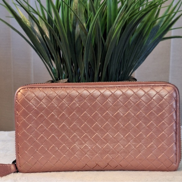 Bottega Veneta Handbags - EUC NO CALLOUTS Bottega Vanetta Full Zip Wallet